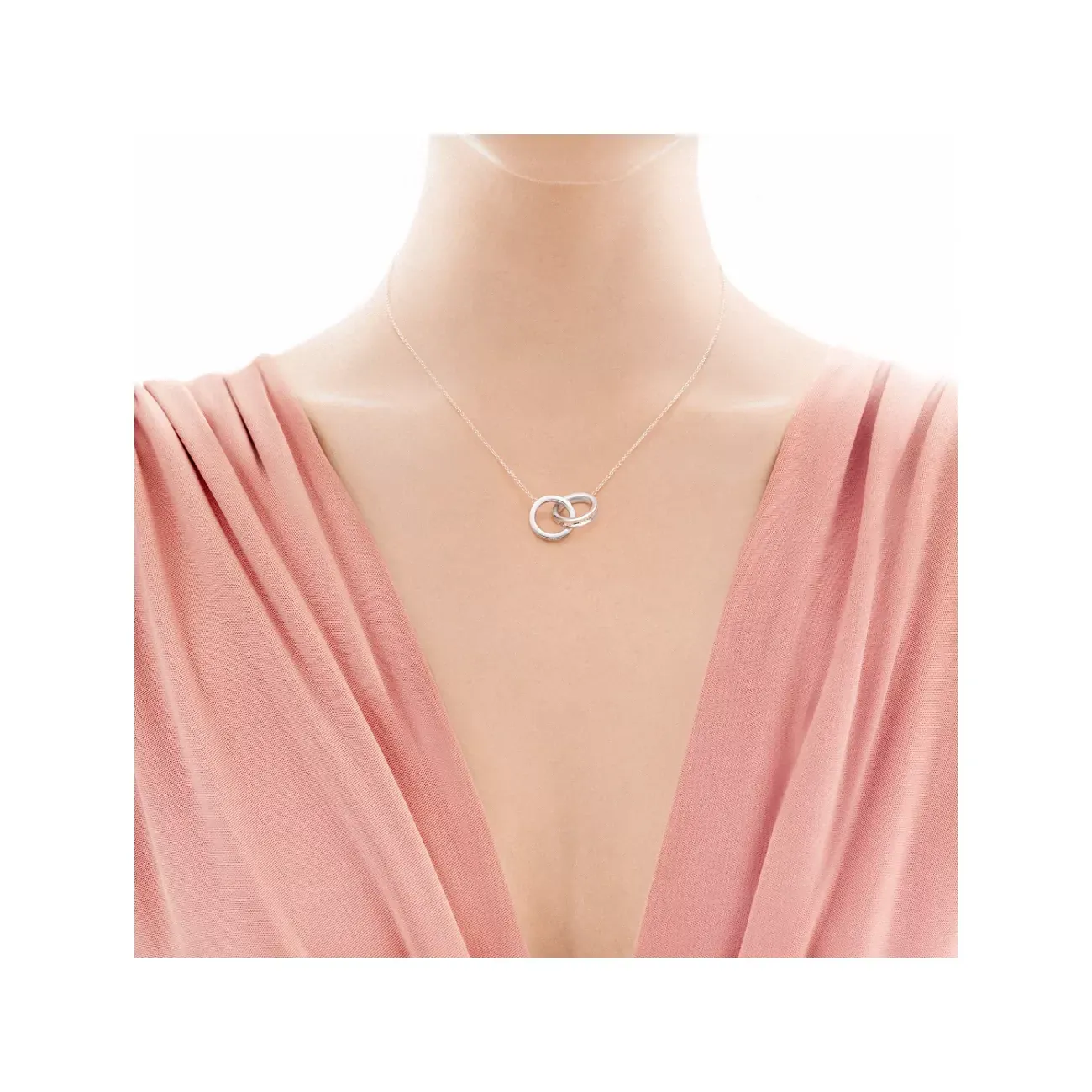 Tiffany 1837™ 인터라킹 서클 펜던트 상세 1